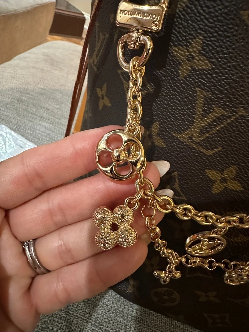 Authentic Louis Vuitton Neverfull Monogram Canvas Tote with Vachetta Trim - Picture 15 of 16